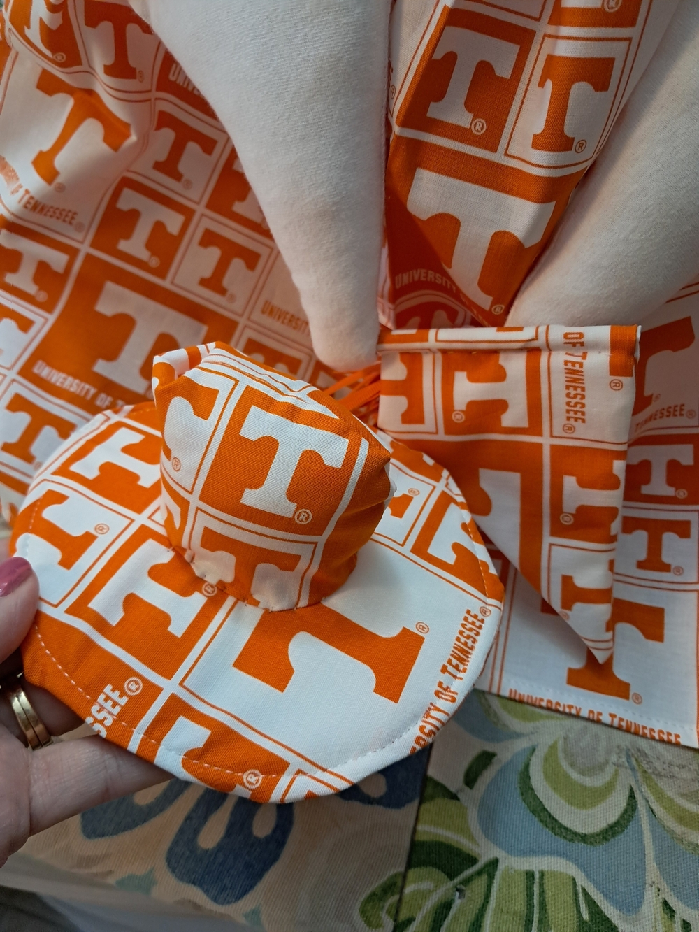4043 University of Tennessee Orange Fabric Porch Goose With A Hat. - Picture 5 of 5
